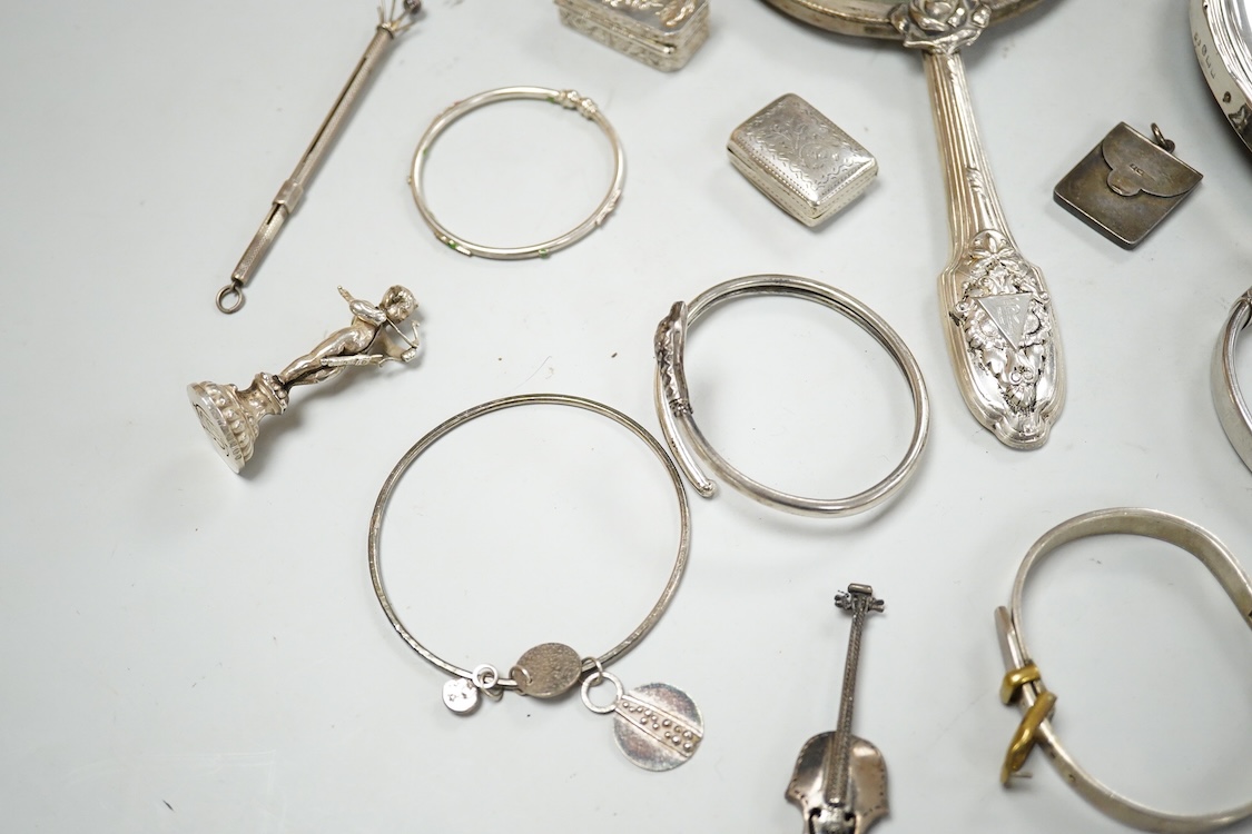 A small group of silver items including a William IV vinaigrette, William Simpson, Birmingham, 1835, 30mm, a later stamp case, two mounted photograph frames, two hinged bangles, together with a group of sterling or white